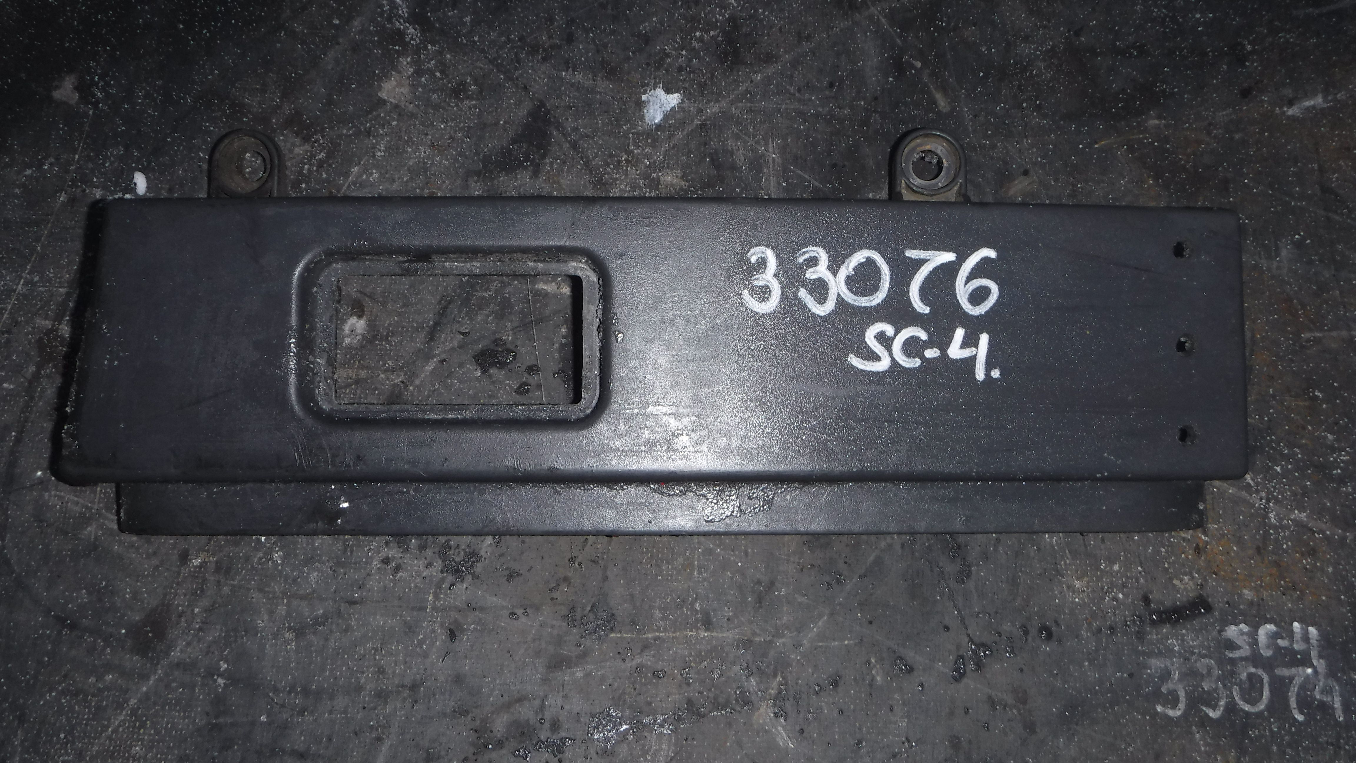 Накладка левая центральной подножки  Скания Scania R144 DSC1413 1354593